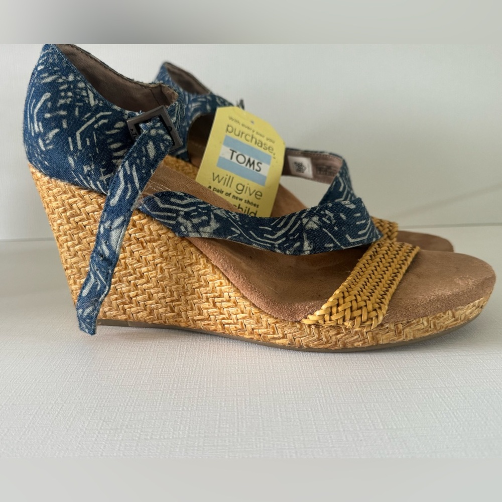 Toms Wedge Sandal, size 8. NWT.
